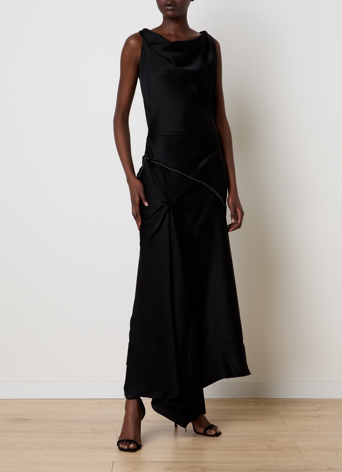 Victoria Beckham Midi jurk van satijn met watervalhals  - detail 2 zwart