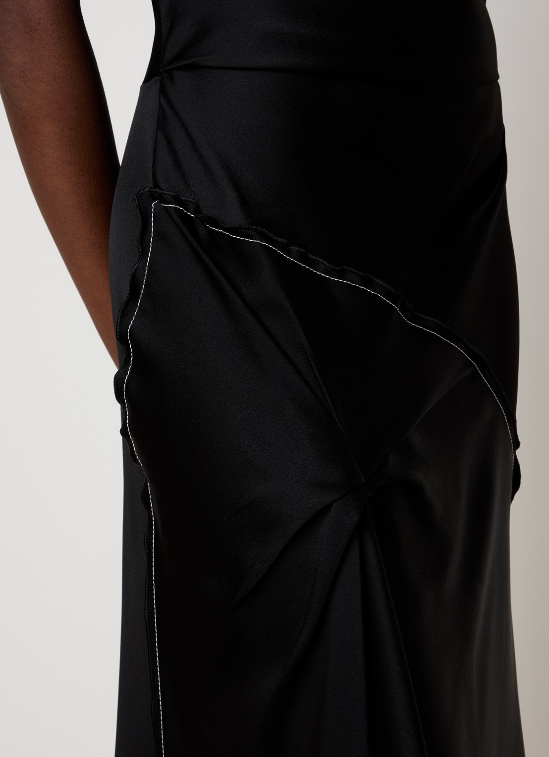Victoria Beckham Midi jurk van satijn met watervalhals  - detail 3 zwart