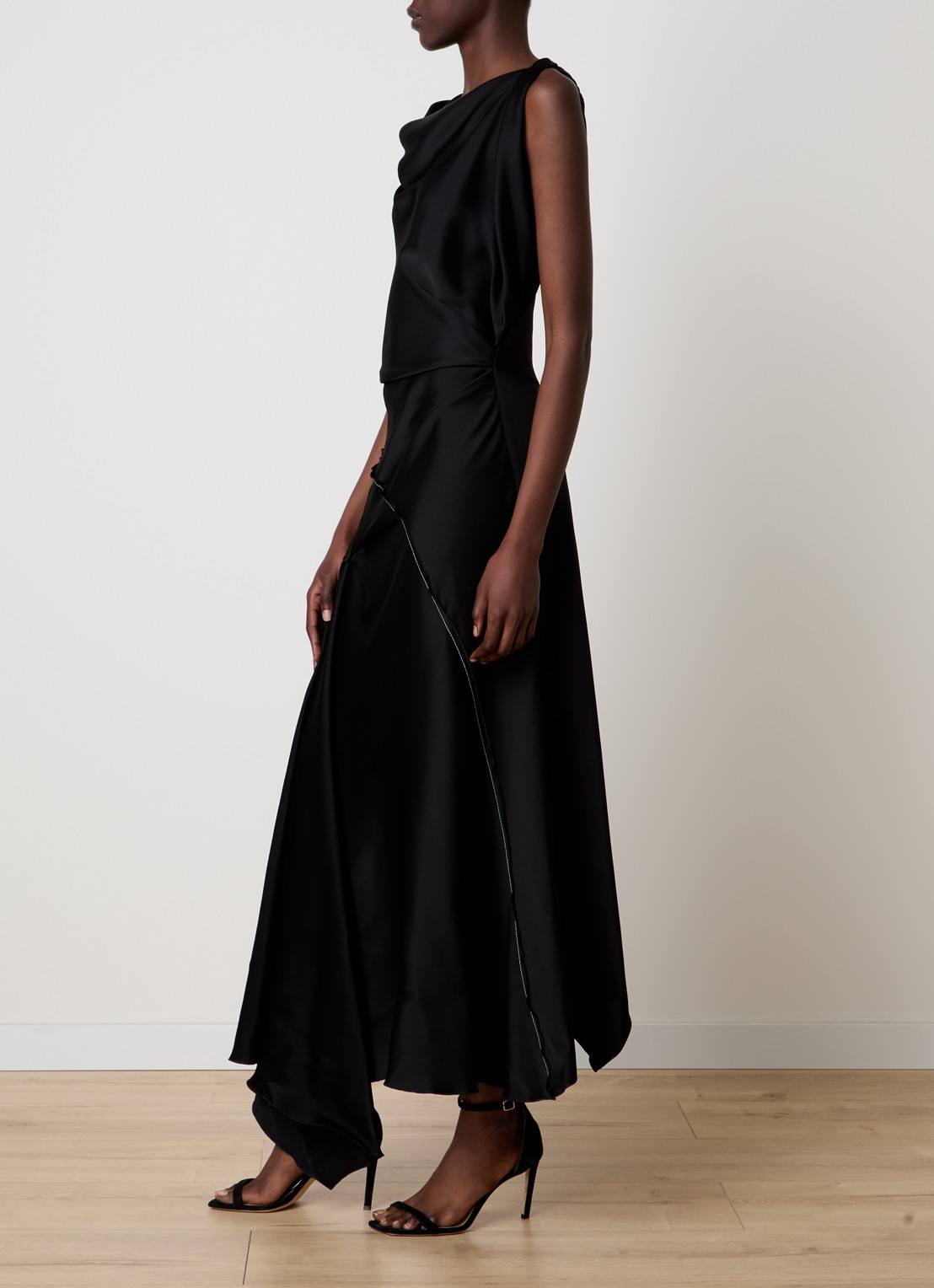 Victoria Beckham Midi jurk van satijn met watervalhals  - voorkant 5 zwart
