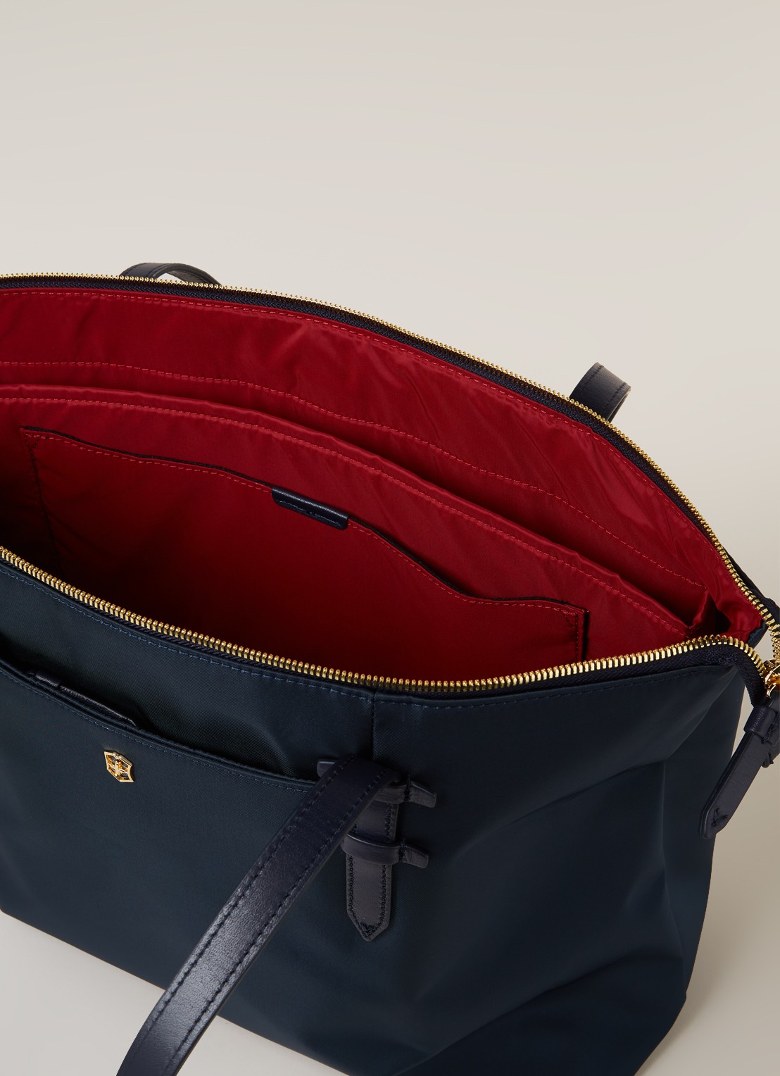 Victorinox Victoria 2.0 Deluxe schoudertas met 16 inch laptopvak - detail 2 donkerblauw
