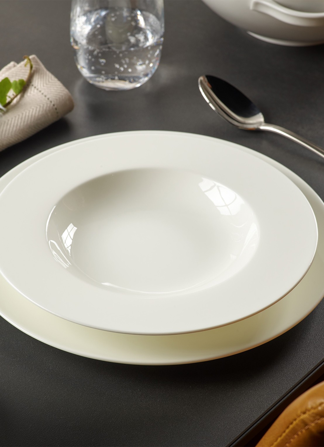 Villeroy & Boch Anmut diep bord 24 cm - achterkant 5 gebroken wit