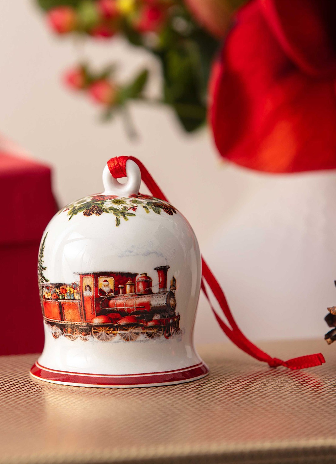 Villeroy & Boch Annual Christmas 2025 Klokje kersthanger 5,6 cm - achterkant gebroken wit