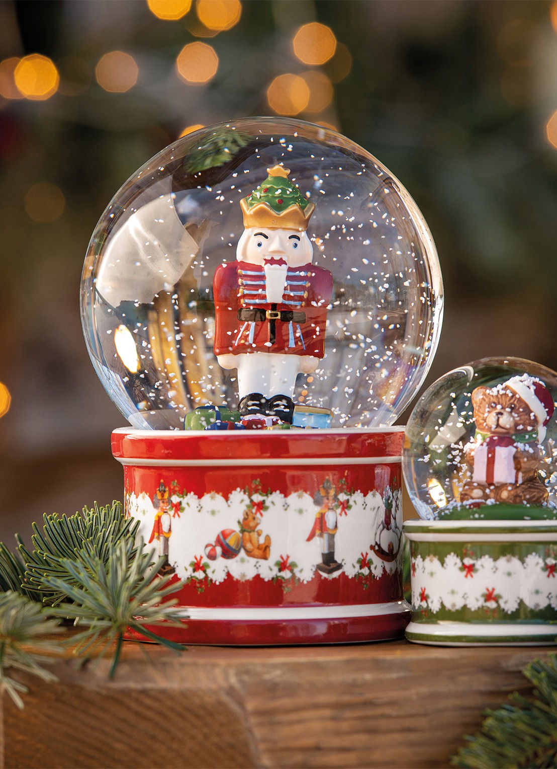 Villeroy & Boch Christmas Toys sneeuwbol 17 cm - achterkant 3 steenrood