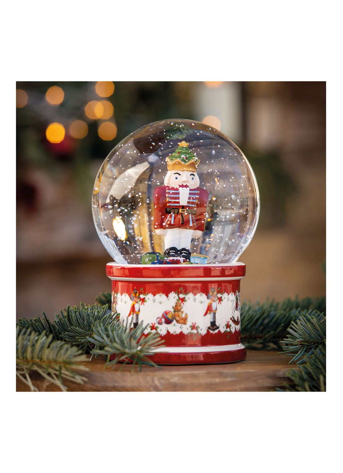 Villeroy & Boch Christmas Toys sneeuwbol 17 cm - detail 5 steenrood