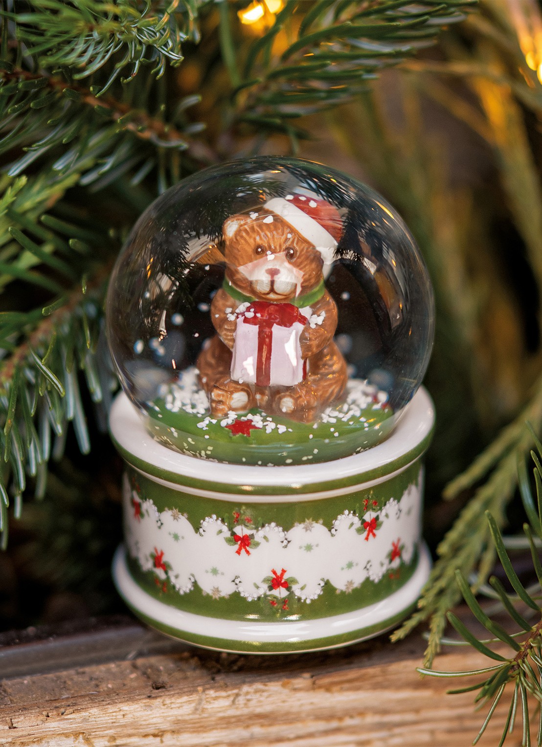 Villeroy & Boch Christmas Toys sneeuwbol 9 cm - voorkant 2 groen