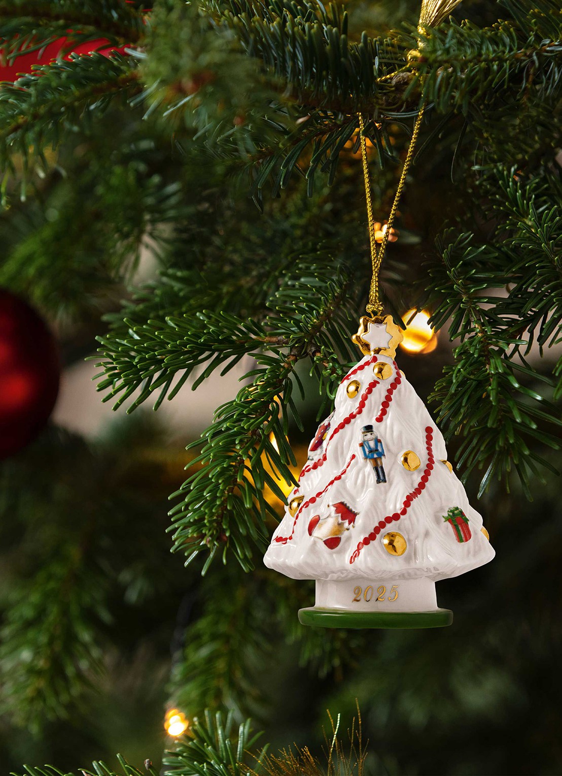 Villeroy & Boch Kerstboom 2025 kersthanger 7,3 cm - detail 2 gebroken wit