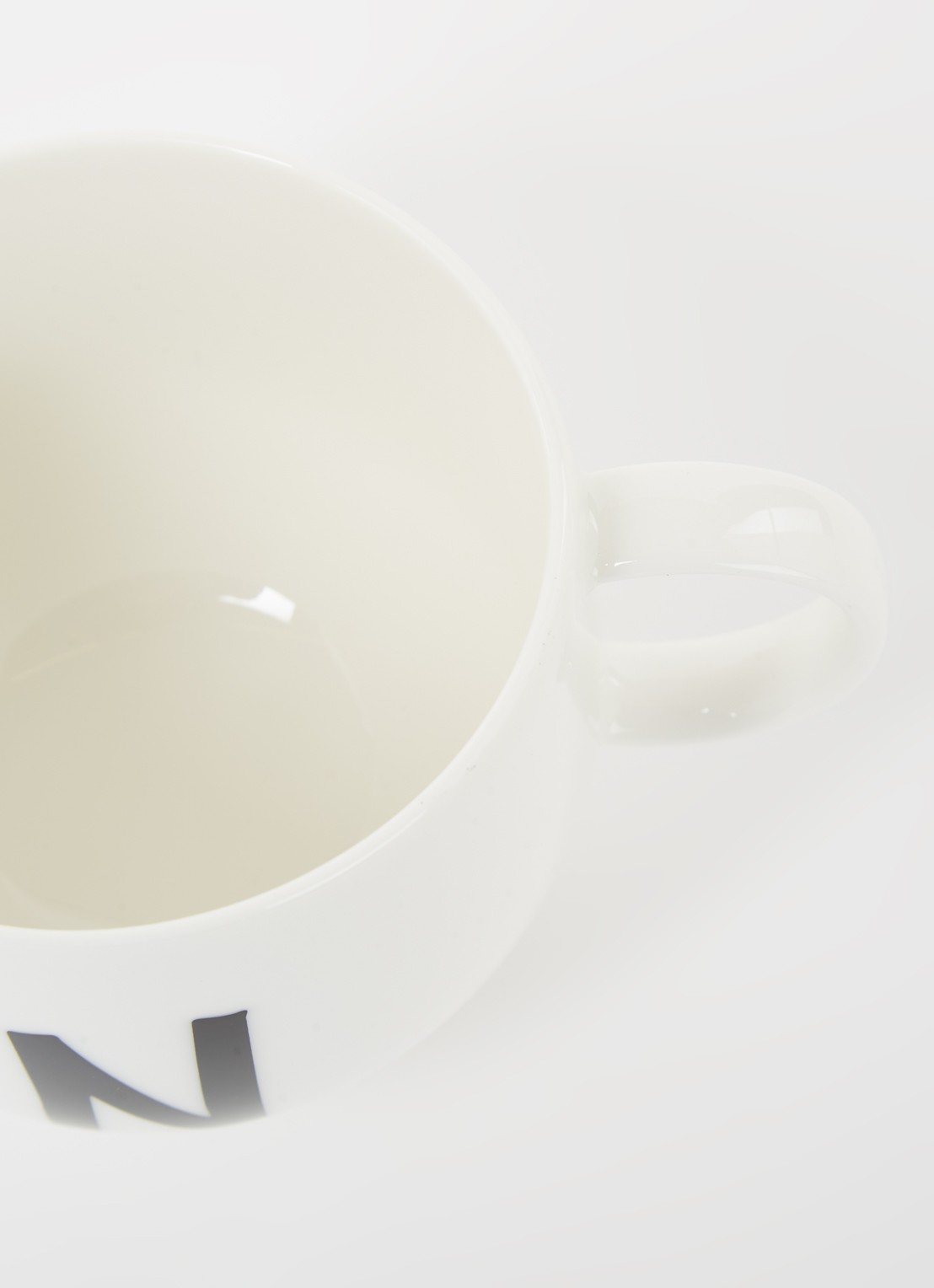 Villeroy & Boch Like Letters N mok 38 cl - detail gebroken wit