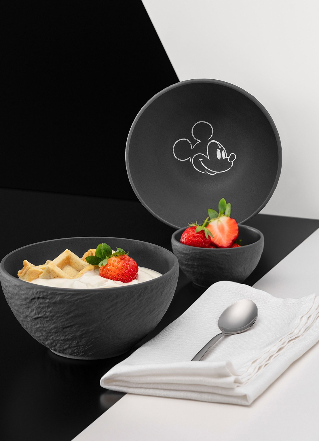 Villeroy & Boch Manufacture Rock - Mickey Mouse kom 14 cm - detail zwart
