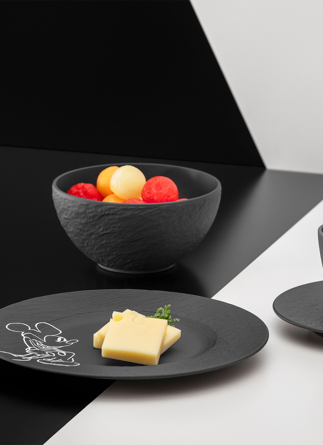Villeroy & Boch Manufacture Rock - Mickey Mouse ontbijt-/gebaksbordje 22 cm set van 2 - detail 4 zwart