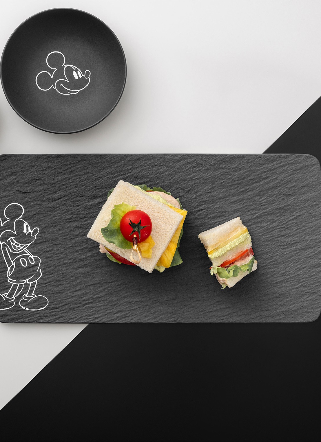 Villeroy & Boch Manufacture Rock - Mickey Mouse serveerschaal 35 x 18 cm - detail 2 zwart