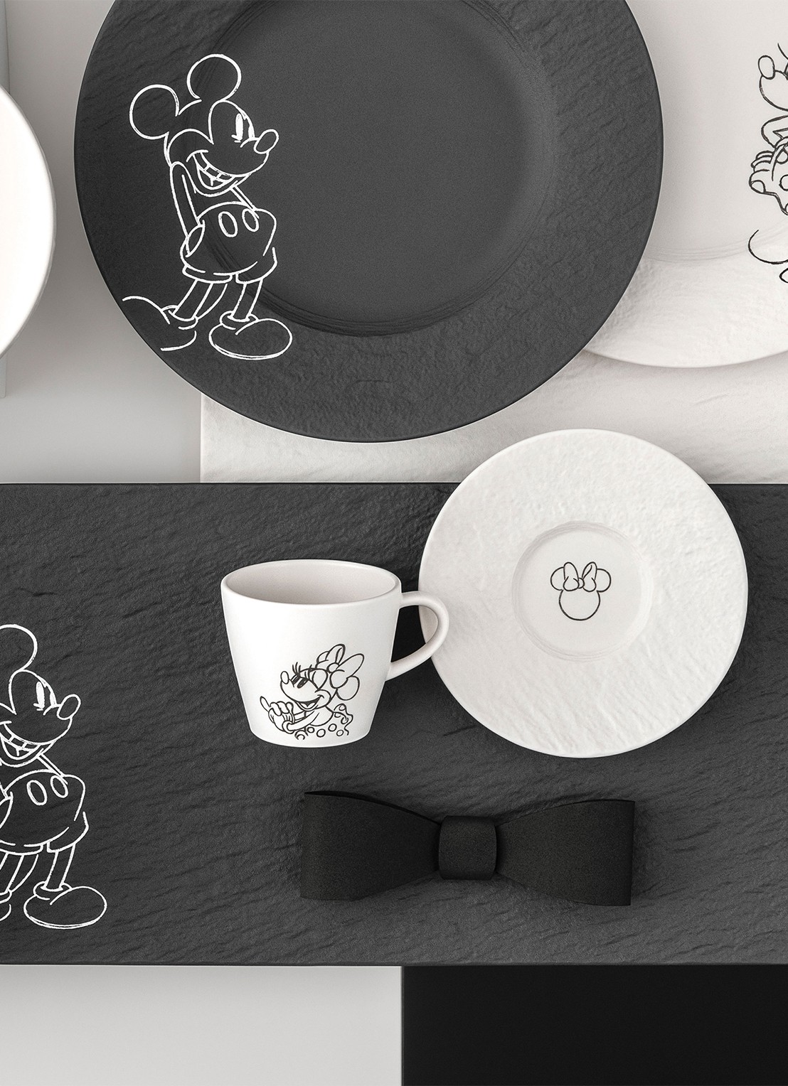 Villeroy & Boch Manufacture Rock - Mickey Mouse serveerschaal 35 x 18 cm - voorkant 4 zwart