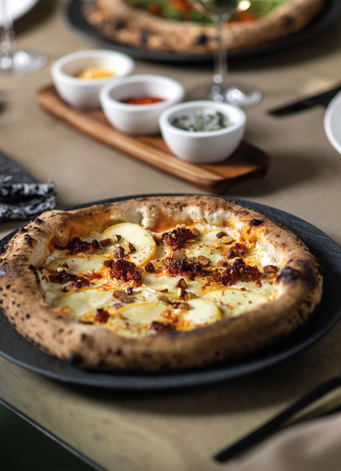 Villeroy & Boch Manufacture Rock pizzabord 32 cm - detail 3 antraciet
