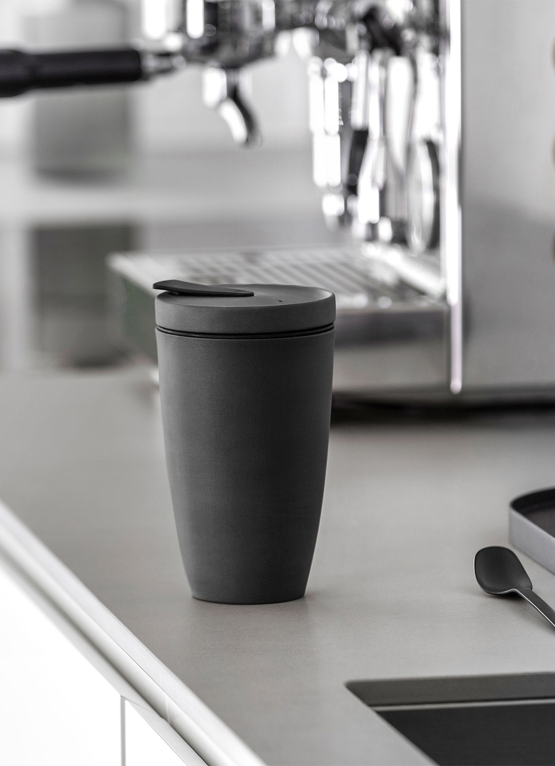 Villeroy & Boch Manufacture Rock To Go koffiebeker 35 cl - achterkant 5 donkergrijs