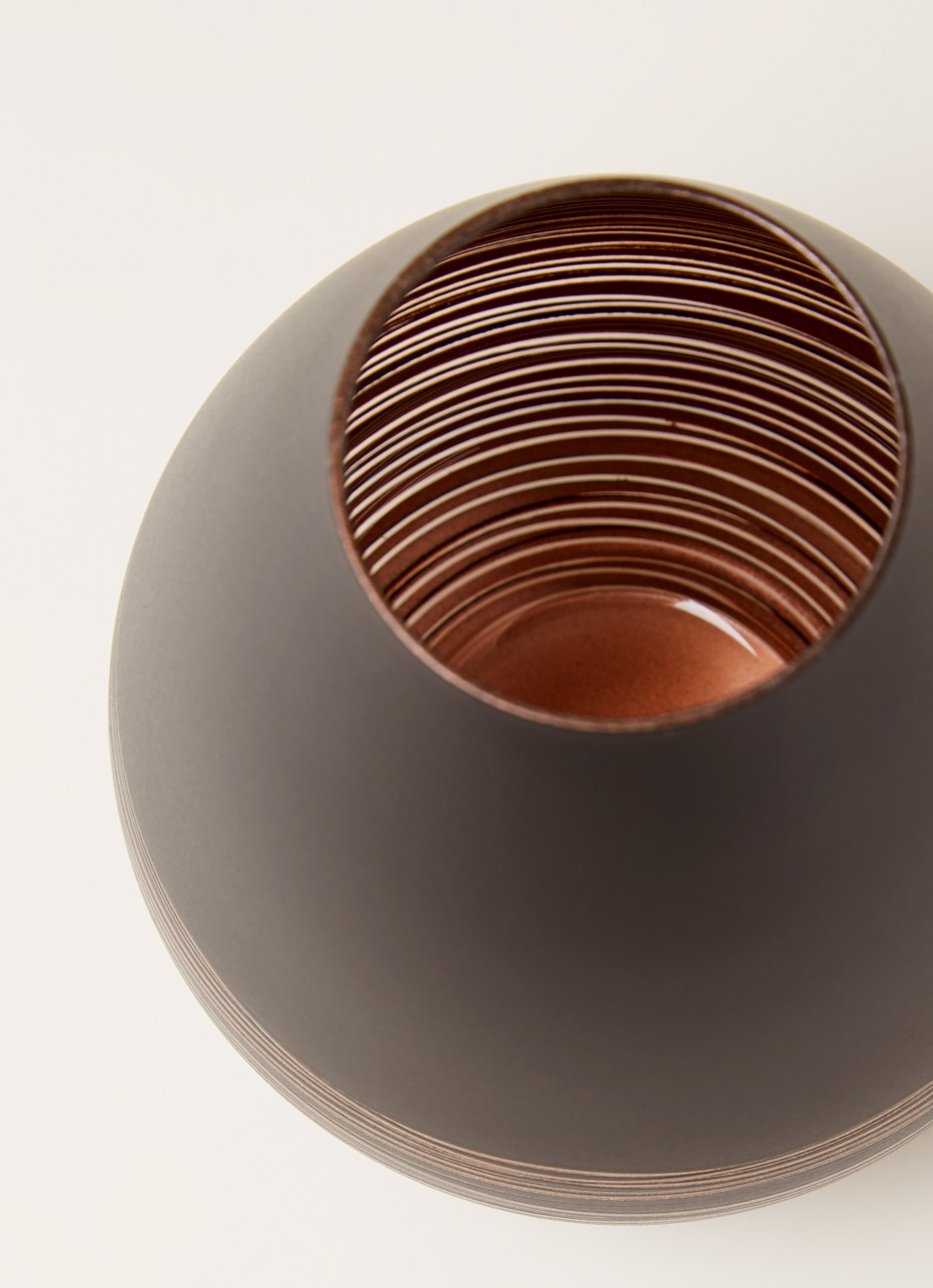 Villeroy & Boch Manufacture Swirl vaas 12 cm - detail 3 donkerbruin