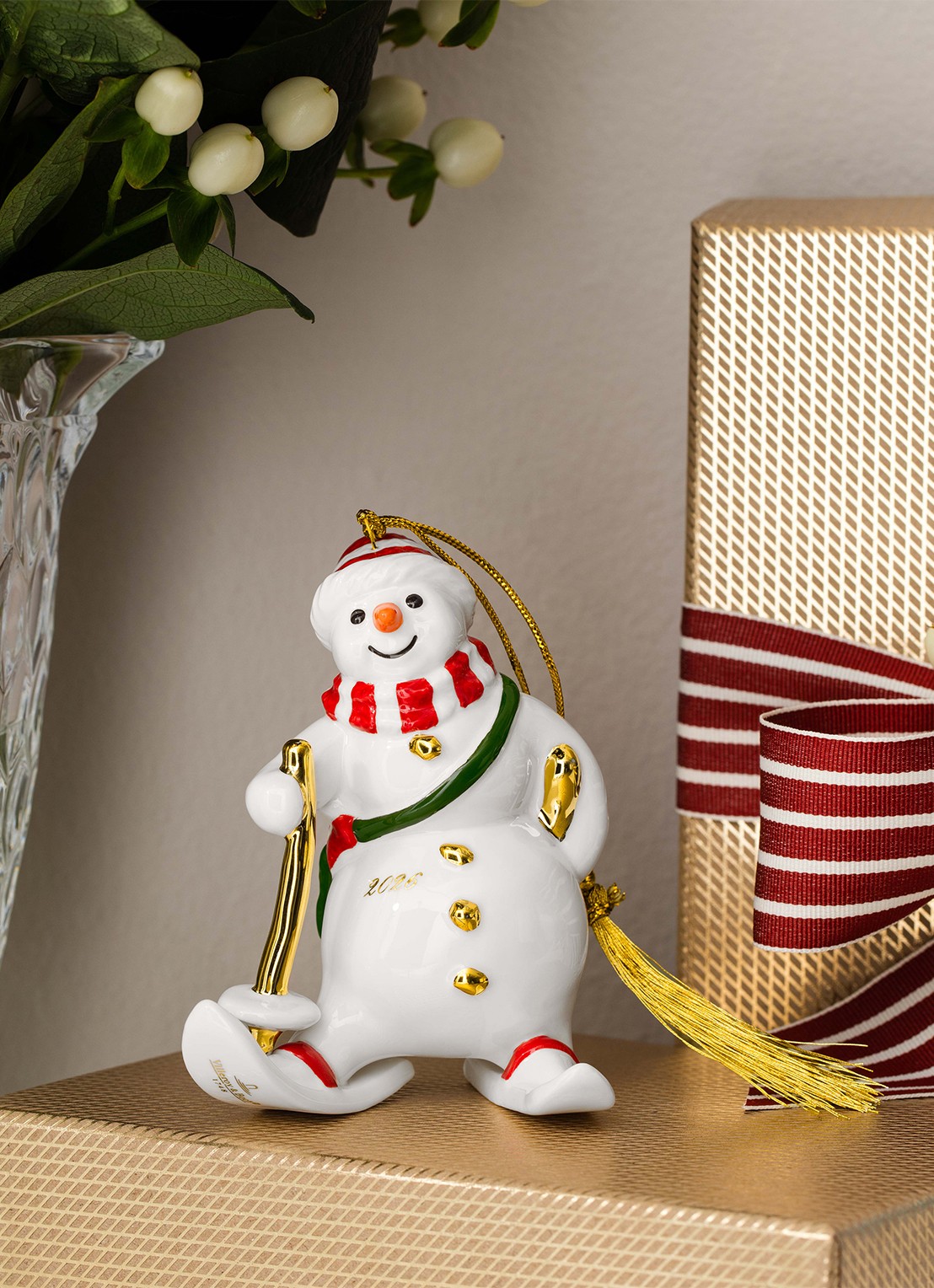 Villeroy & Boch Sneeuwpop 2026 kersthanger 10 cm - detail 5 wit
