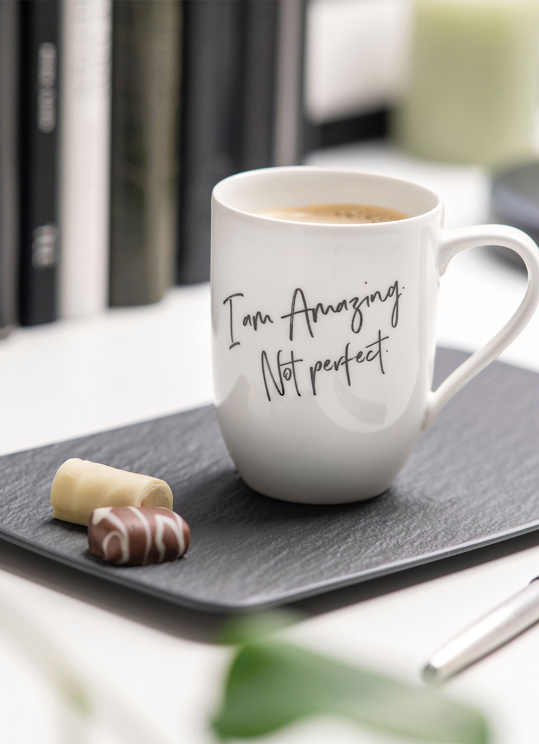 Villeroy & Boch Statement "I'm amazing. Not perfect." kopje 34 cl - achterkant gebroken wit
