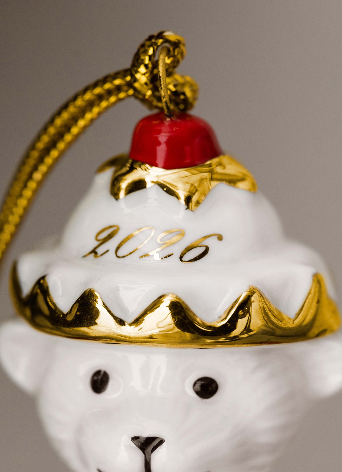 Villeroy & Boch Teddy Notenkraker 2026 kersthanger 11,4 cm - detail 2 rood