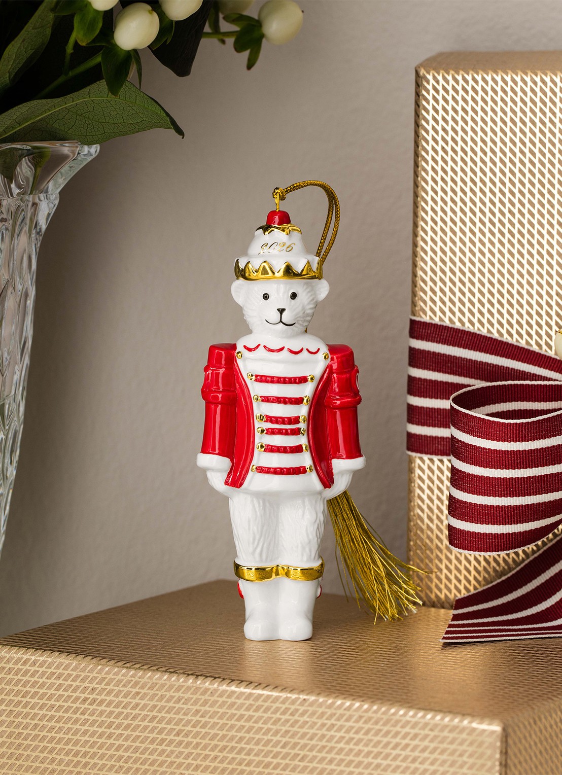 Villeroy & Boch Teddy Notenkraker 2026 kersthanger 11,4 cm - detail 3 rood