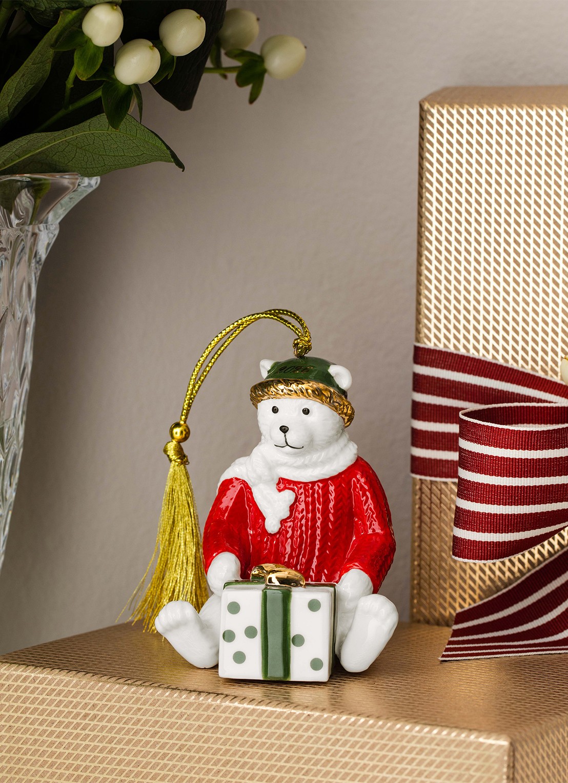 Villeroy & Boch Teddybeer 2026 kersthanger 8 cm - detail rood