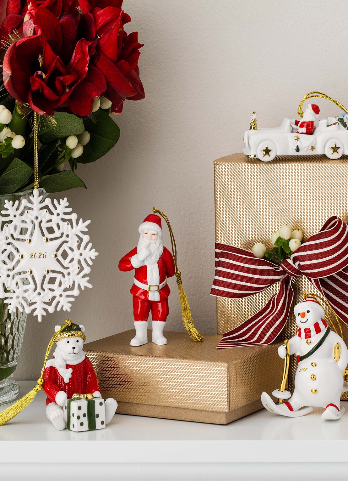 Villeroy & Boch Teddybeer 2026 kersthanger 8 cm - detail 2 rood