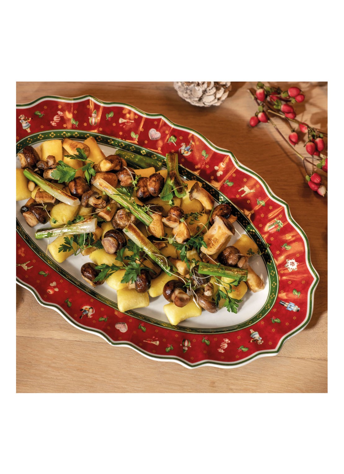 Villeroy & Boch Toy's Delight Kerst serveerschaal 37 cm - detail 3 steenrood