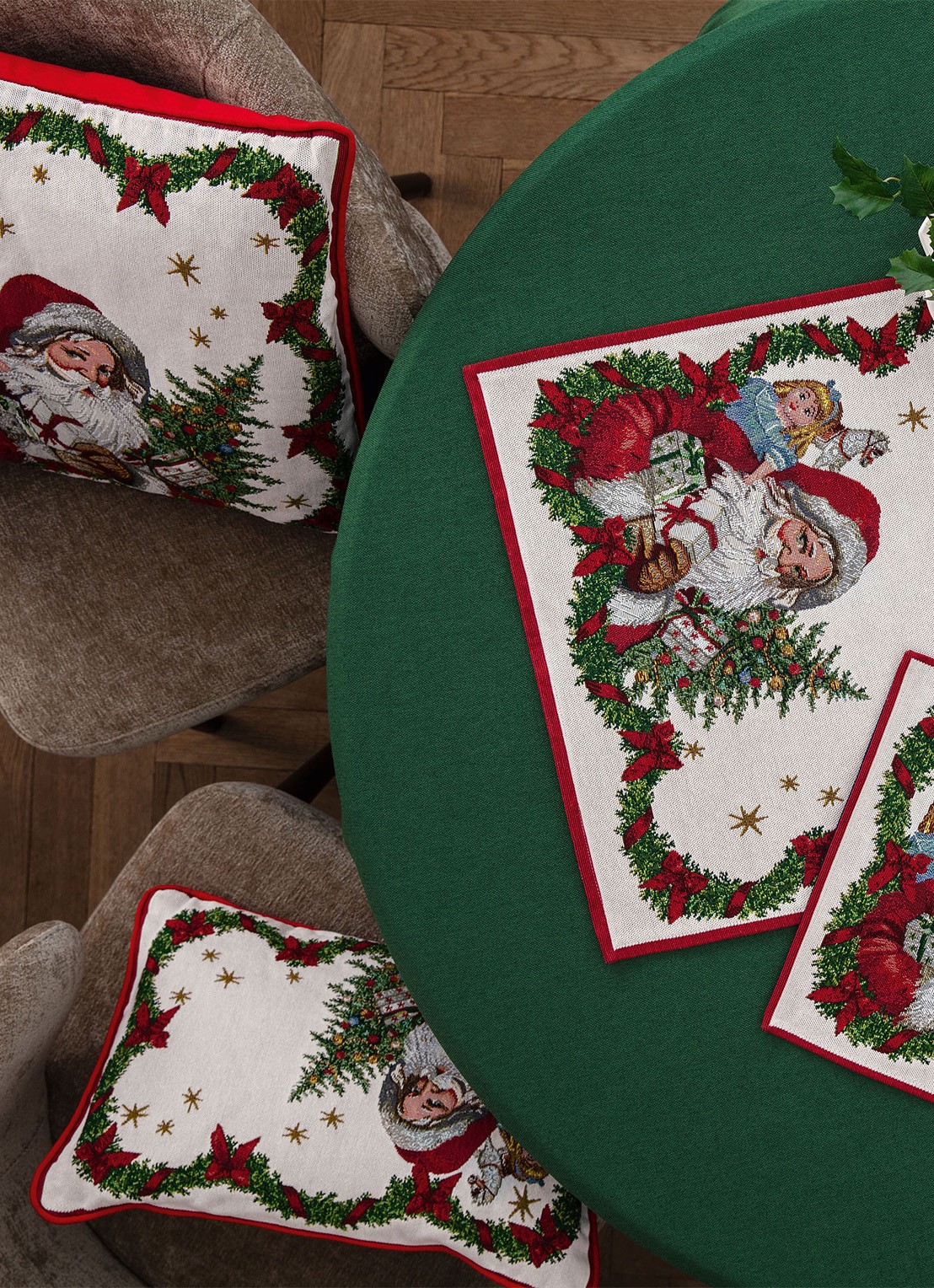 Villeroy & Boch Toy's Fantasy Santa sierkussen 45 x 45 cm - voorkant 2 rood