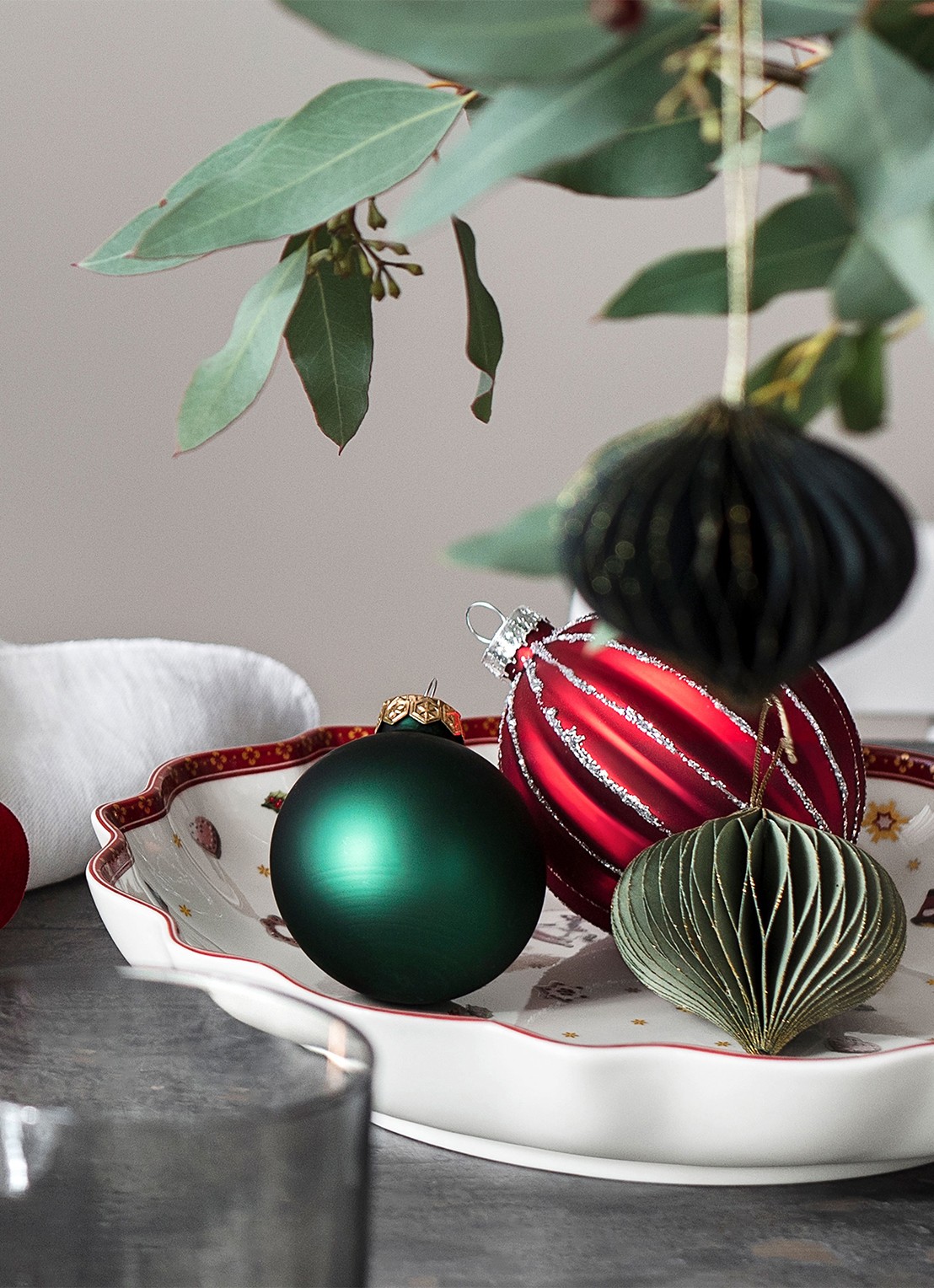 Villeroy & Boch Toys Delight kerst serveerschaal 16 cm - detail 2 steenrood