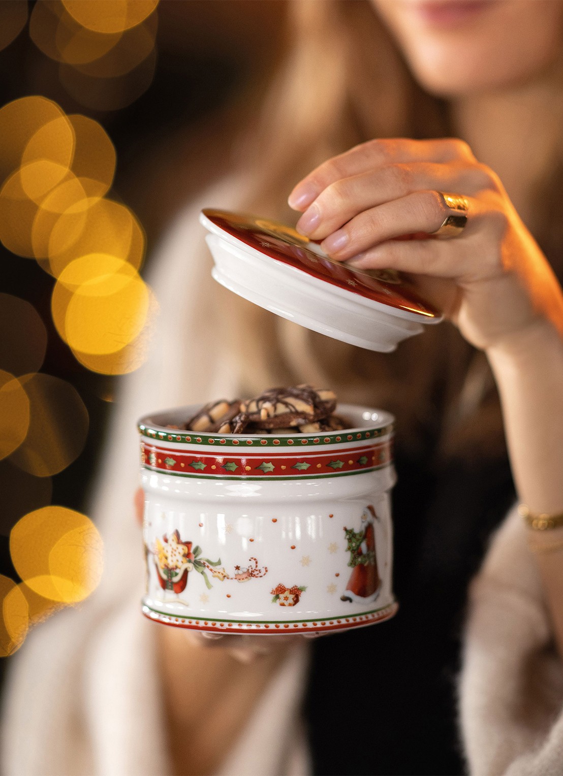 Villeroy & Boch Winter Bakery Delight Kerst snoeppot 11 cm - detail 2 steenrood