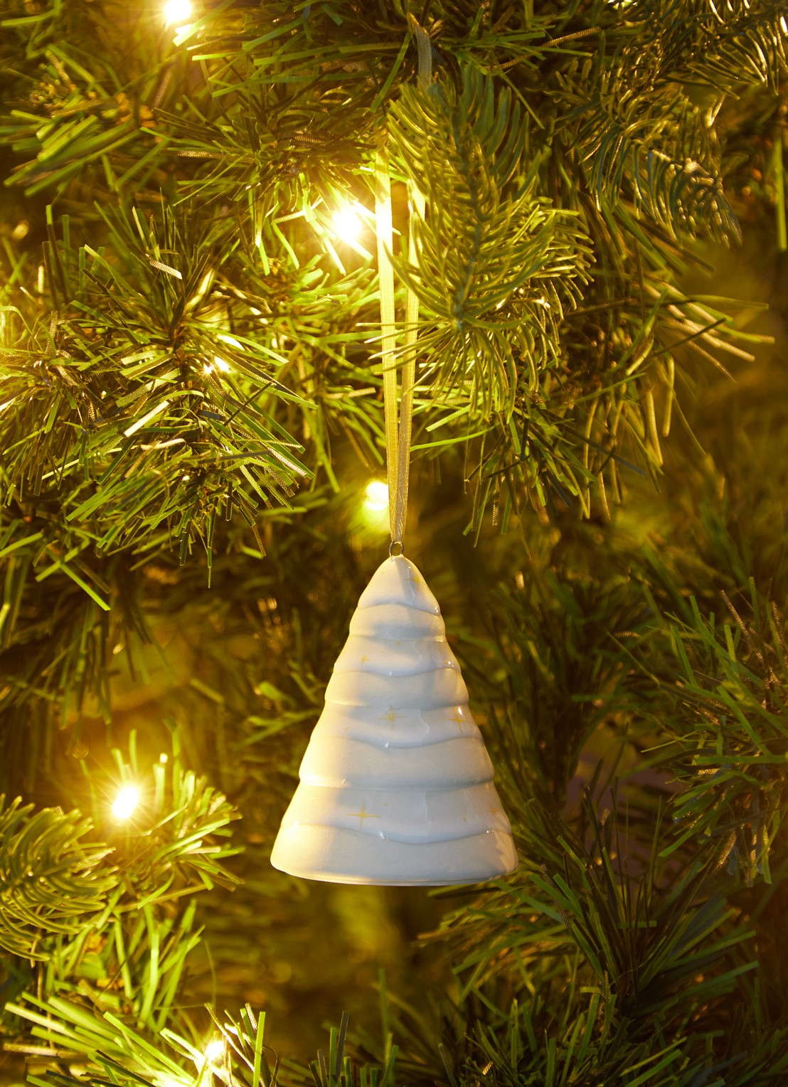 Villeroy & Boch Winter Glow Dennenboom kersthanger 7,5 cm - voorkant 3 gebroken wit