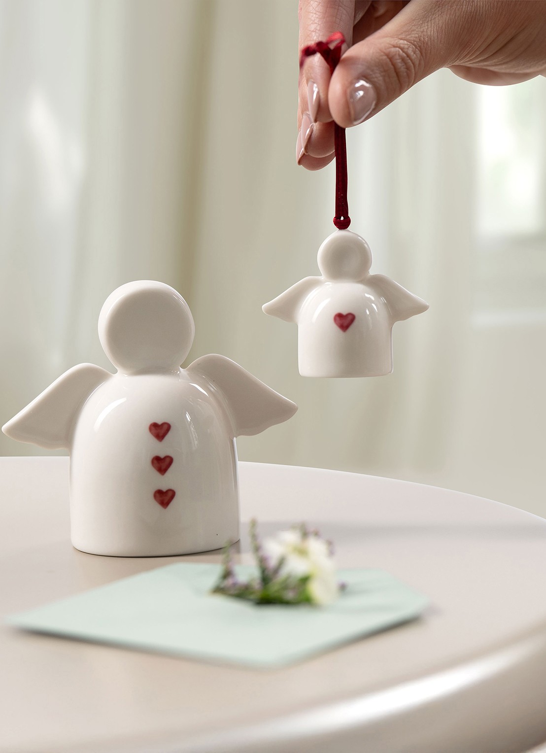 Villeroy & Boch With Love Sending Love Beschermengel ornament 8,5 cm - voorkant 3 wit