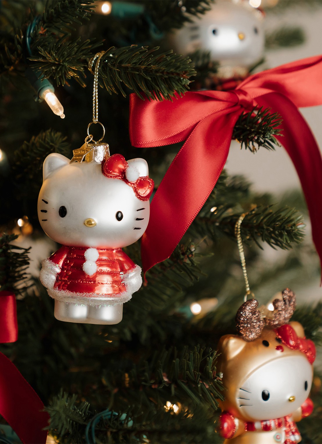 Vondels Hello Kitty in kerstjurk kersthanger 9 cm - detail 5 rood