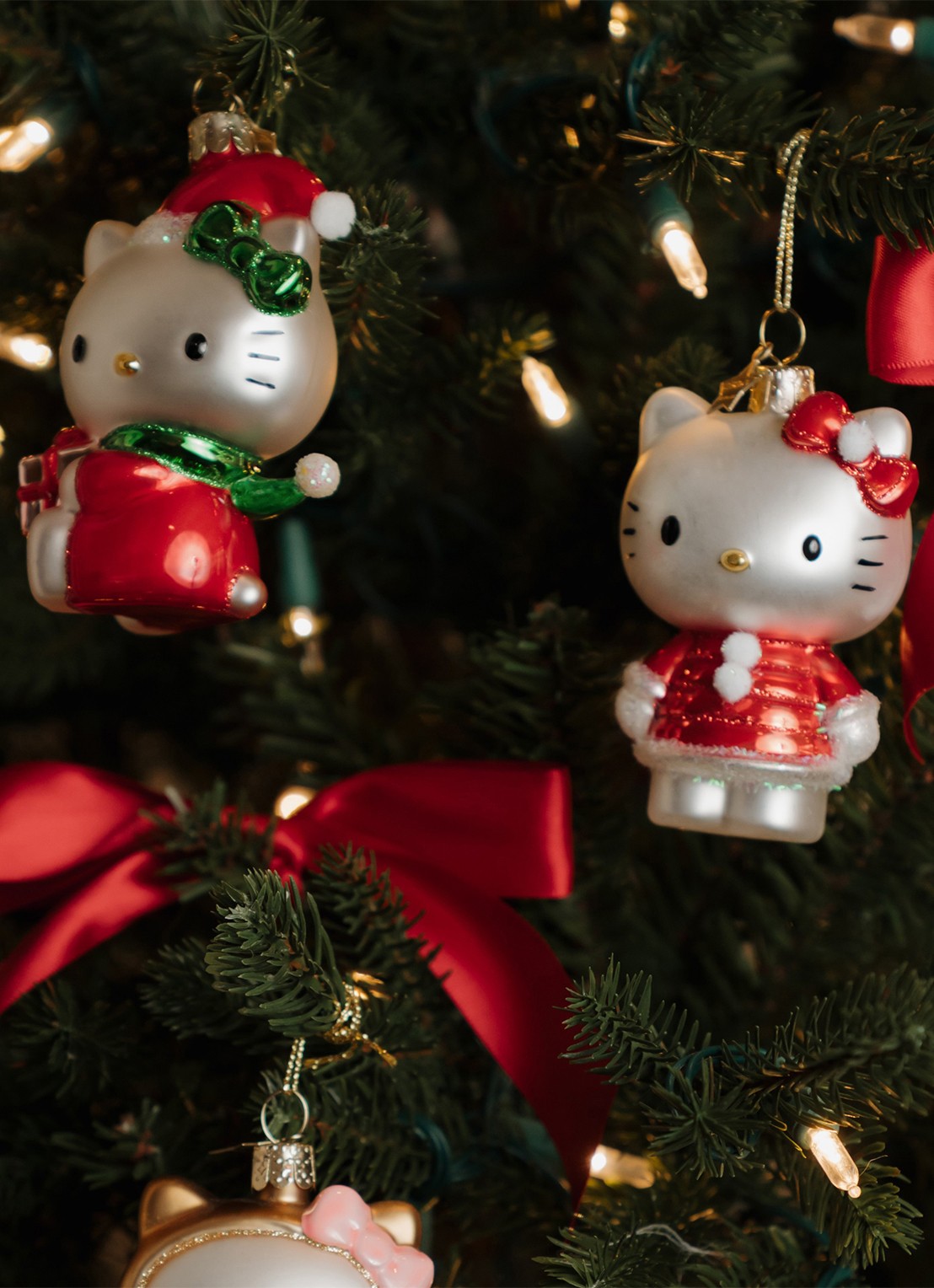 Vondels Hello Kitty met Cadeau kersthanger 9,5 cm - voorkant 4 rood