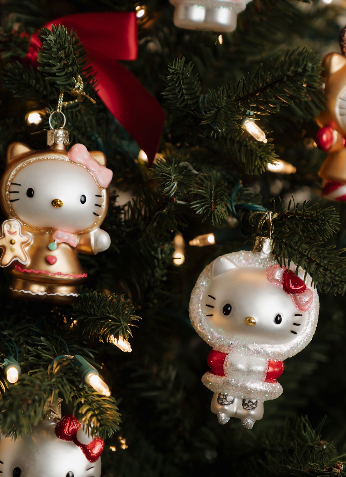 Vondels Hello Kitty schaatsen kersthanger 9,5 cm - voorkant 2 rood