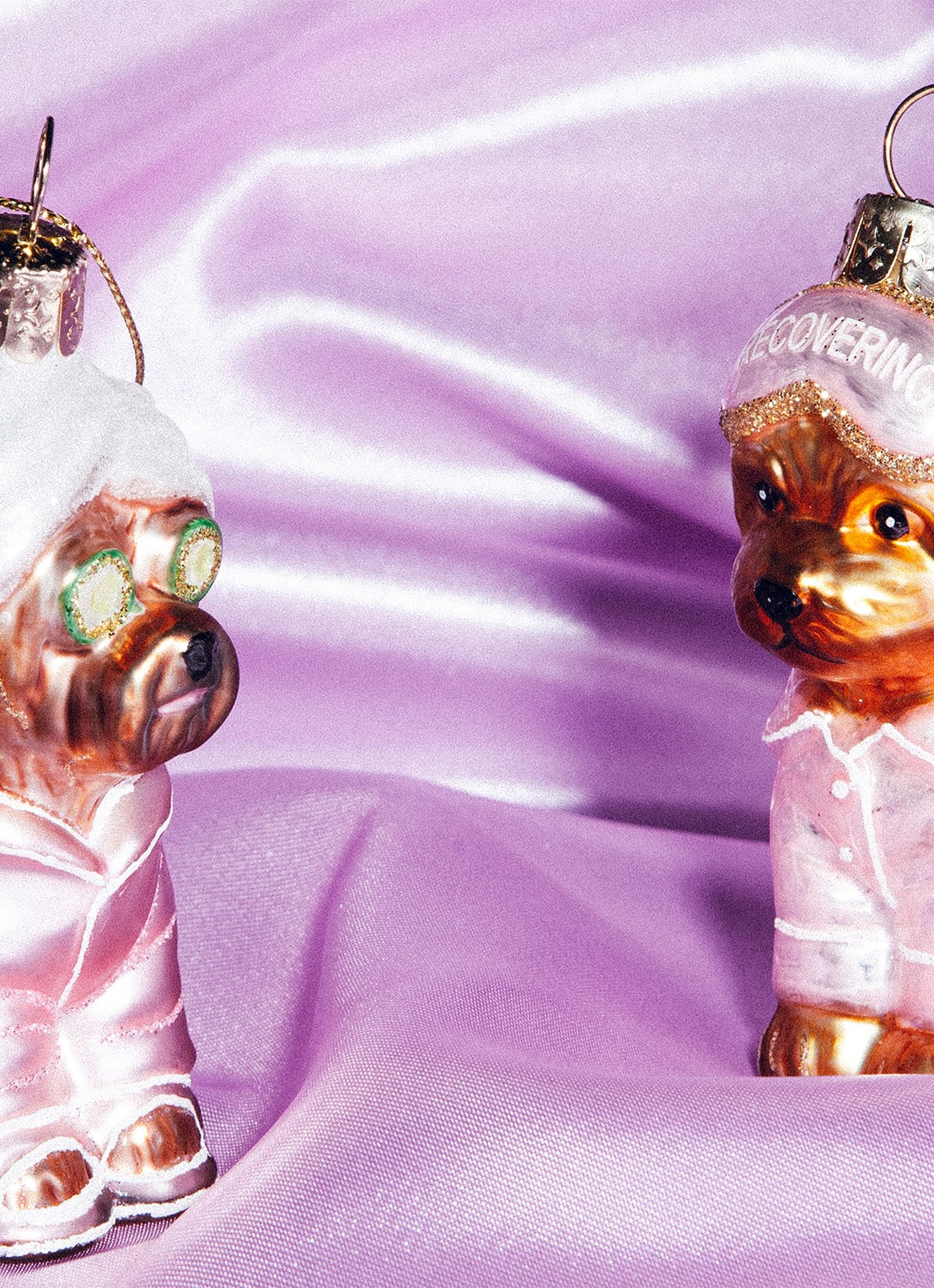 Vondels Hond met pyjama en slaapmasker 8,5 cm - voorkant 2 roze