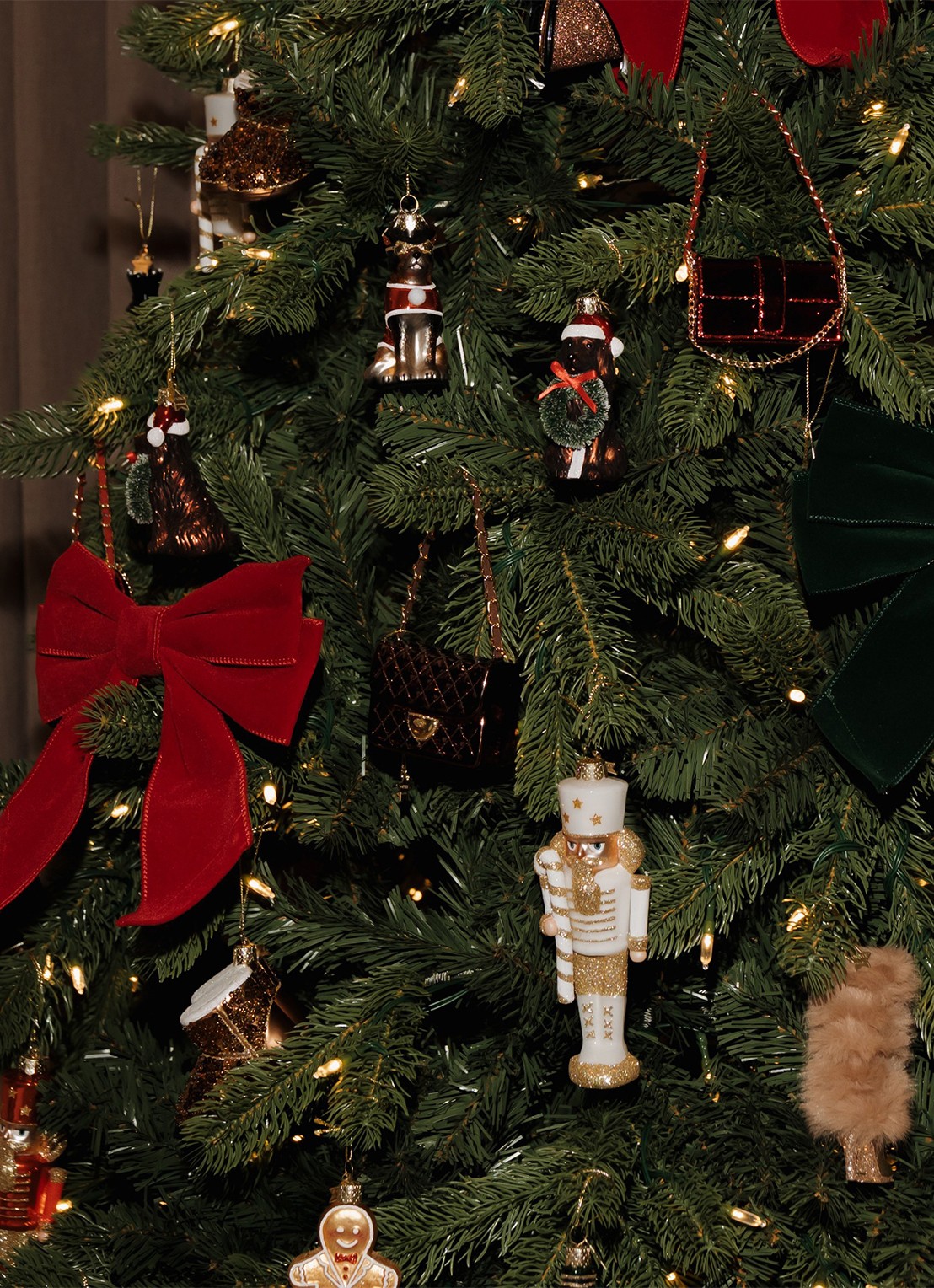 Vondels Kerst Hond Met Lauwerkrans kersthanger 8 cm - voorkant 2 bruin