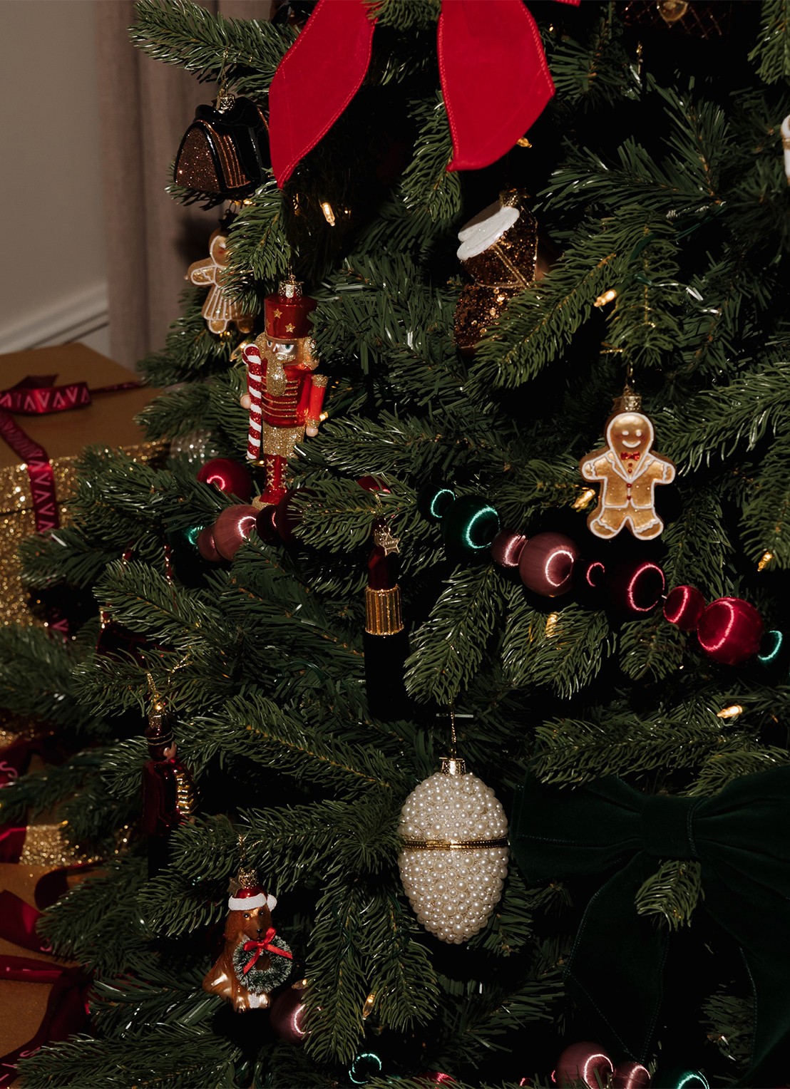 Vondels Kerst Hond Met Lauwerkrans kersthanger 9 cm - voorkant 2 cognac