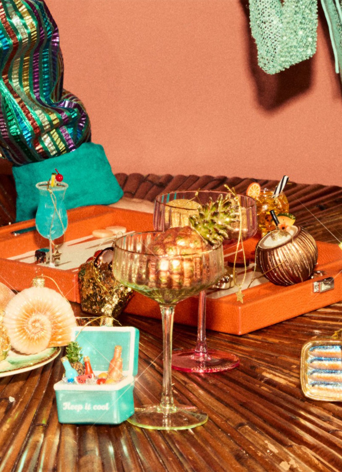 Vondels Pina Colada cocktail kokosnoot kersthanger 8 cm - voorkant 5 brons