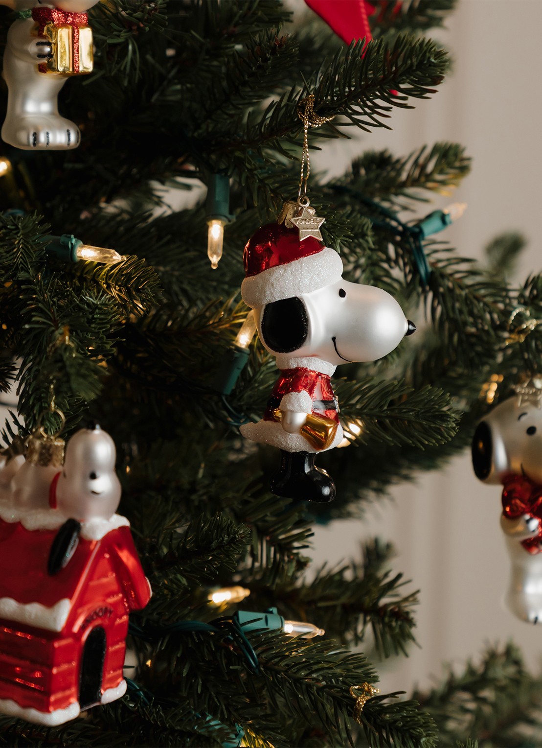 Vondels Snoopy Liggend Op Hondenhok kersthanger 10 cm - detail 7 rood
