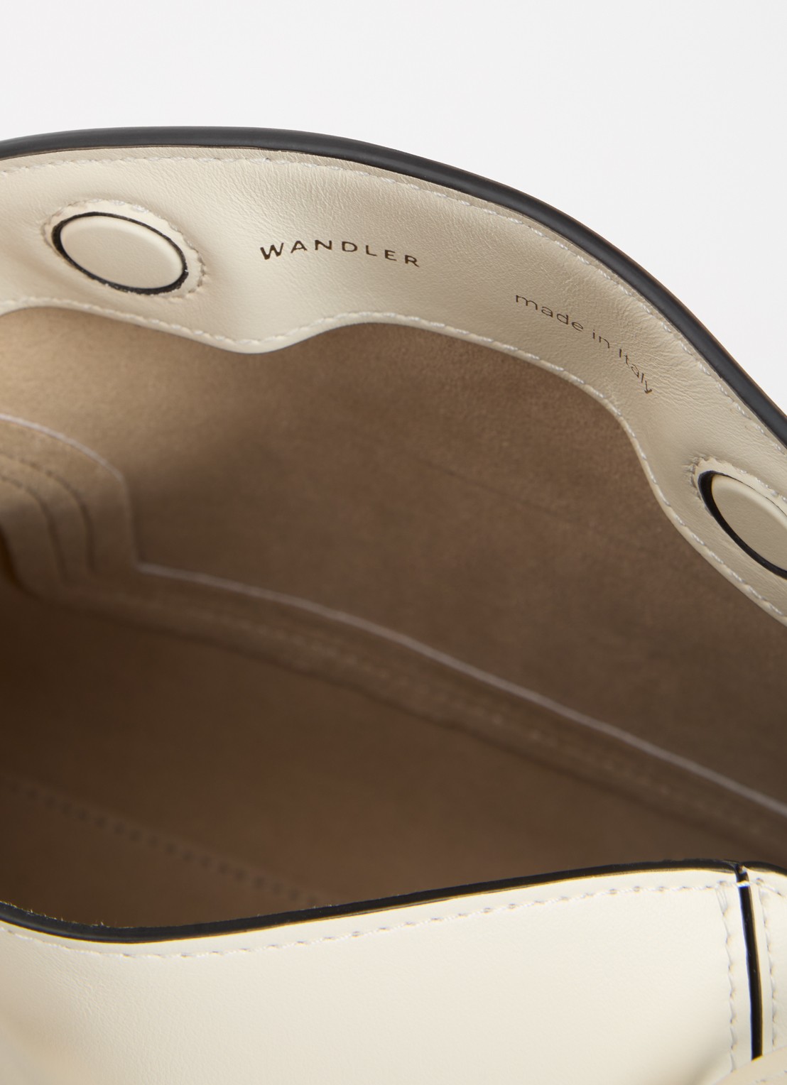 Wandler Penelope schoudertas van kalfsleer - detail 2 gebroken wit