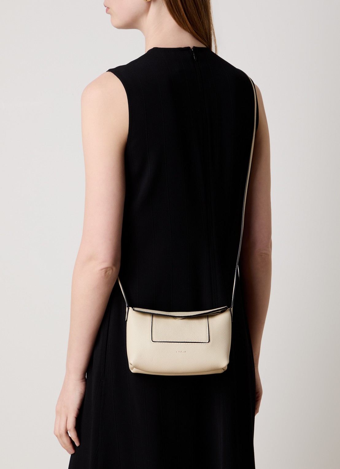 Wandler Penelope Slouch schoudertas van kalfsleer - voorkant 5 creme