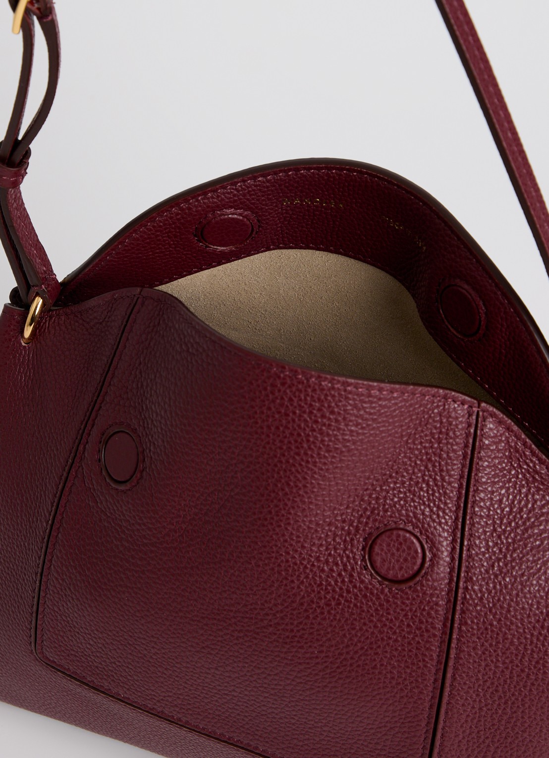 Wandler Penelope Slouch schoudertas van kalfsleer - detail bordeauxrood