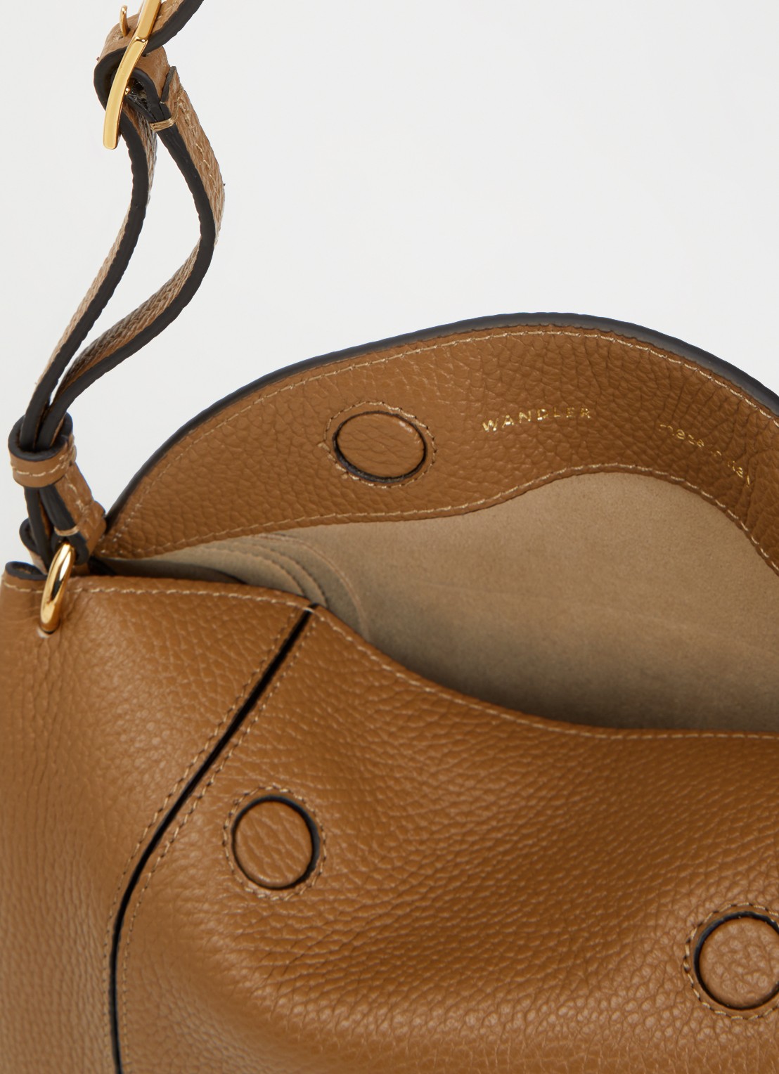 Wandler Penelope Slouch schoudertas van kalfsleer - detail 2 camel