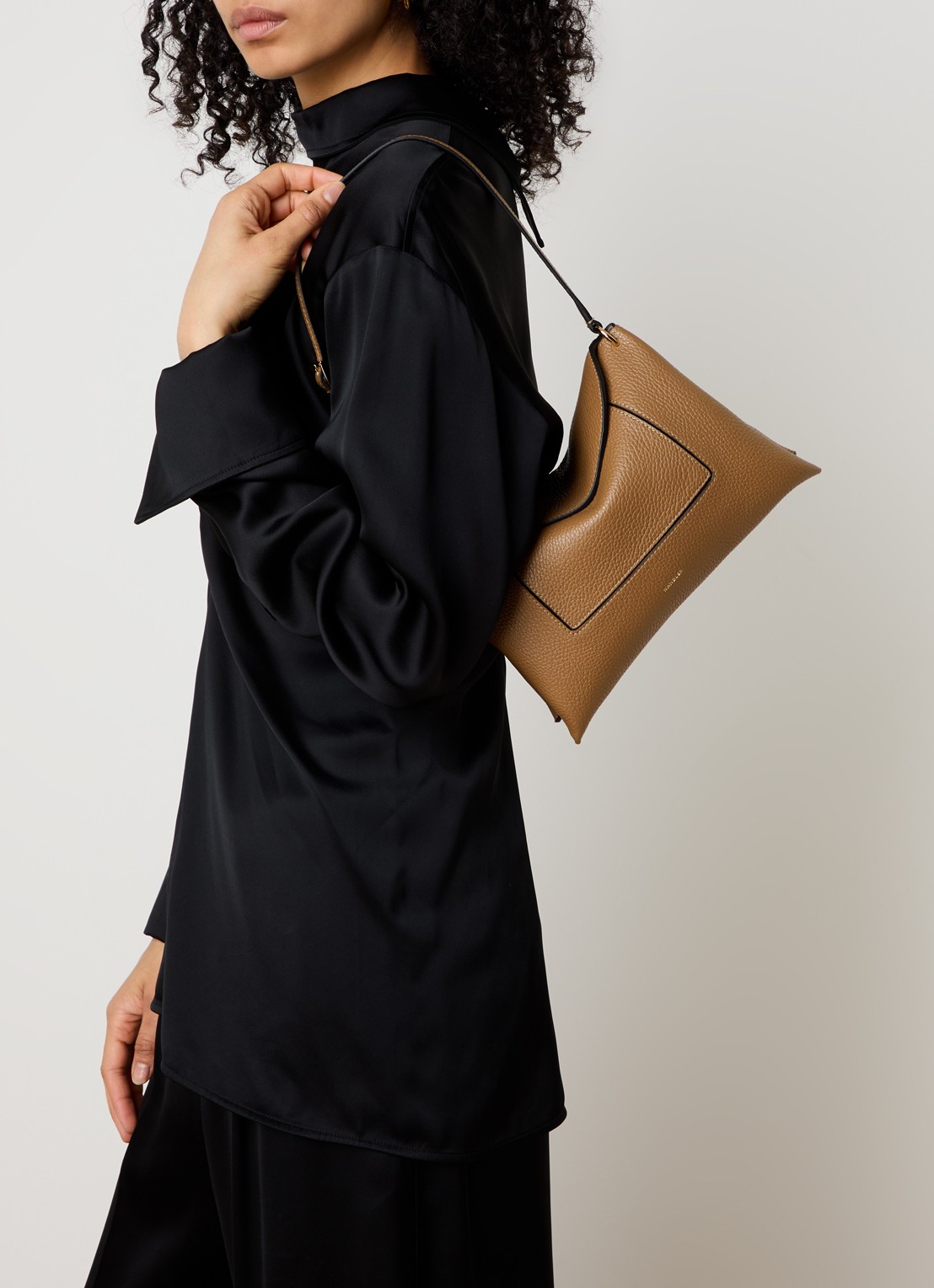 Wandler Penelope Slouch schoudertas van kalfsleer - voorkant 7 camel