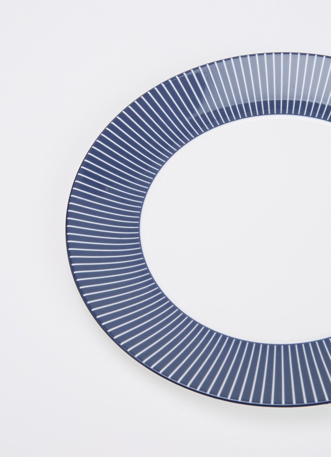 Wedgwood Gio dinerbord 24 cm - detail donkerblauw