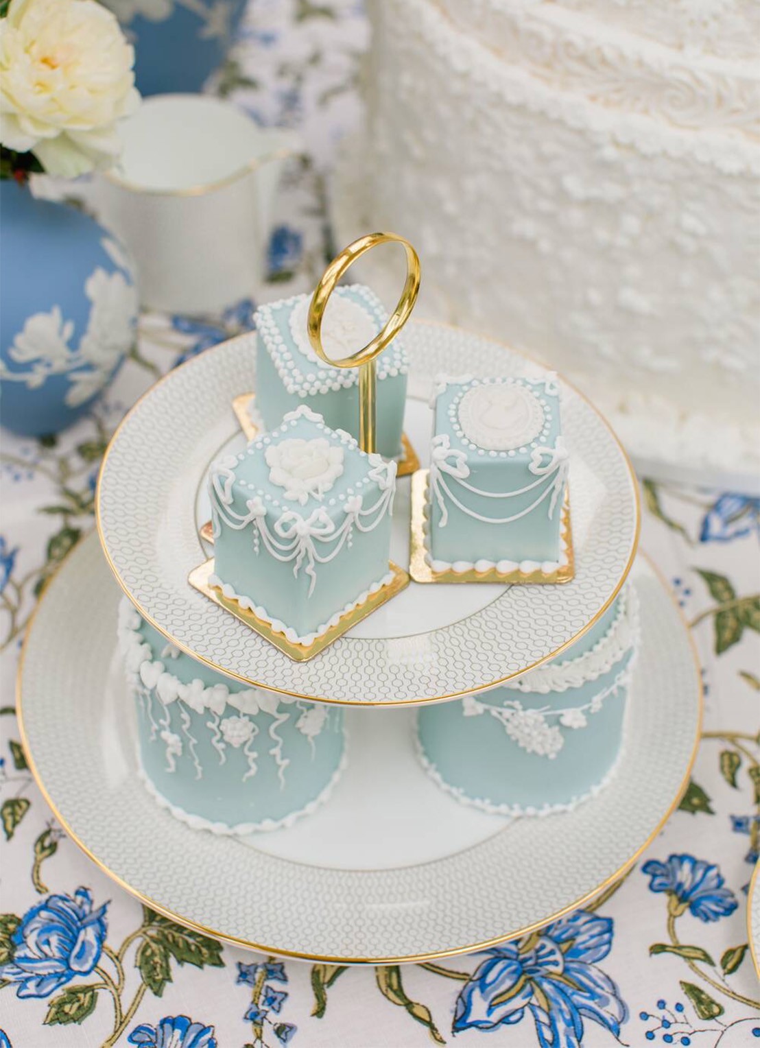 Wedgwood Gio Gold tweelaagse etagère - detail gebroken wit