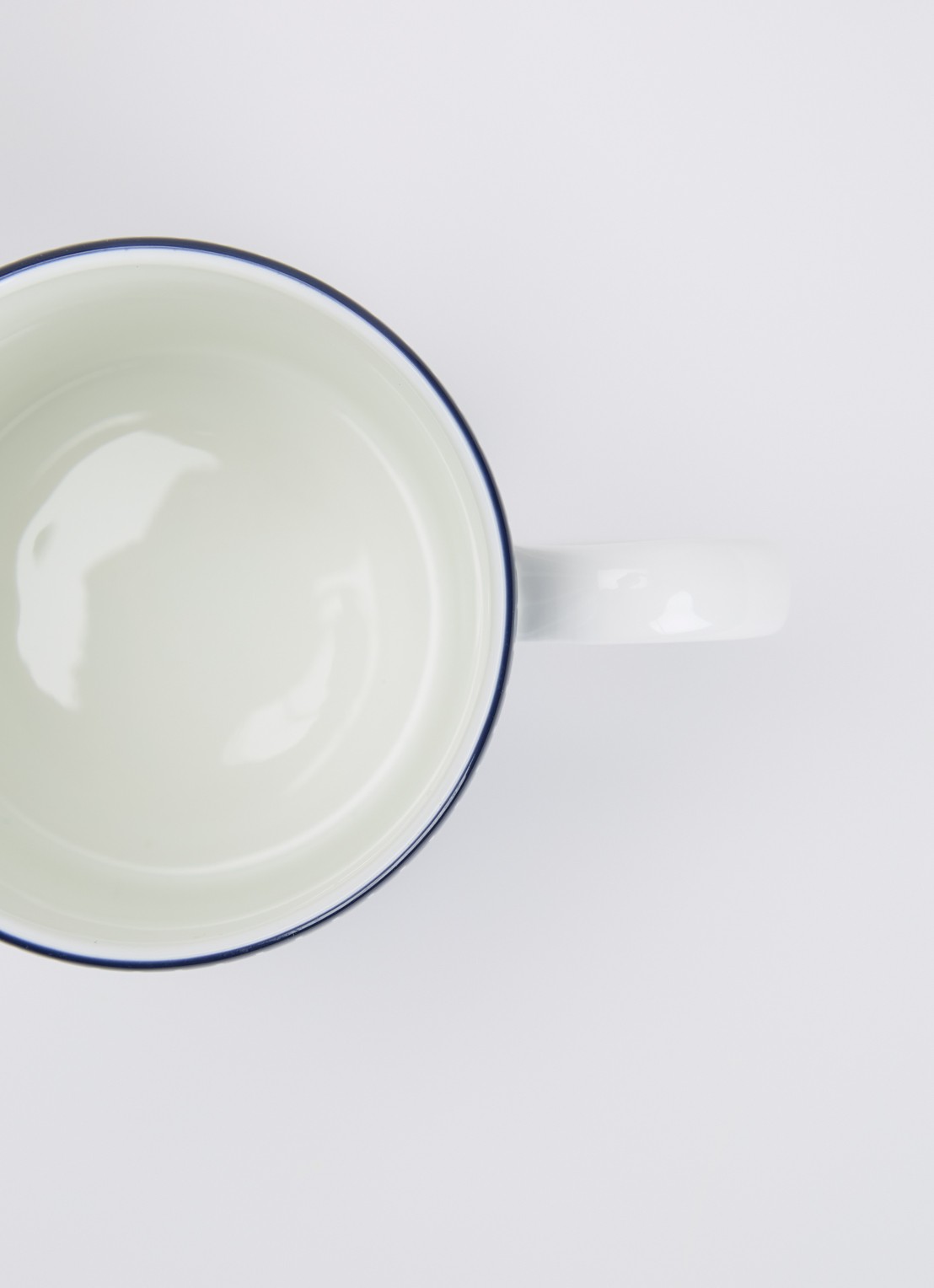 Wedgwood Gio mok 34 cl - voorkant 2 donkerblauw