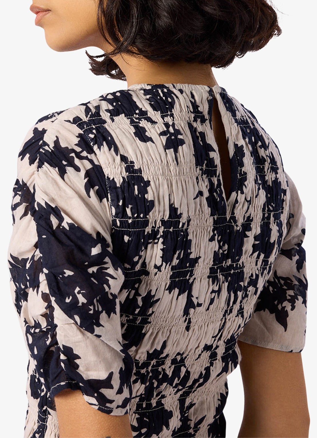 Whistles Shadow Floral blouse met bloemenprint en smockwerk - detail 4 ivoor