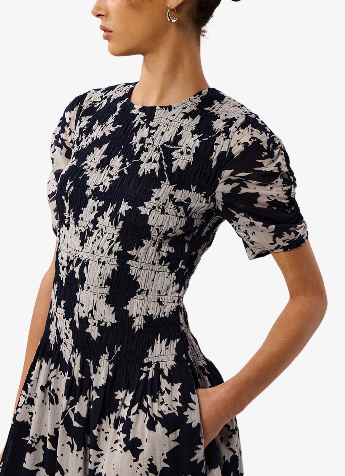 Whistles Shadow Floral midi jurk met bloemenprint en smockwerk - detail 3 ivoor