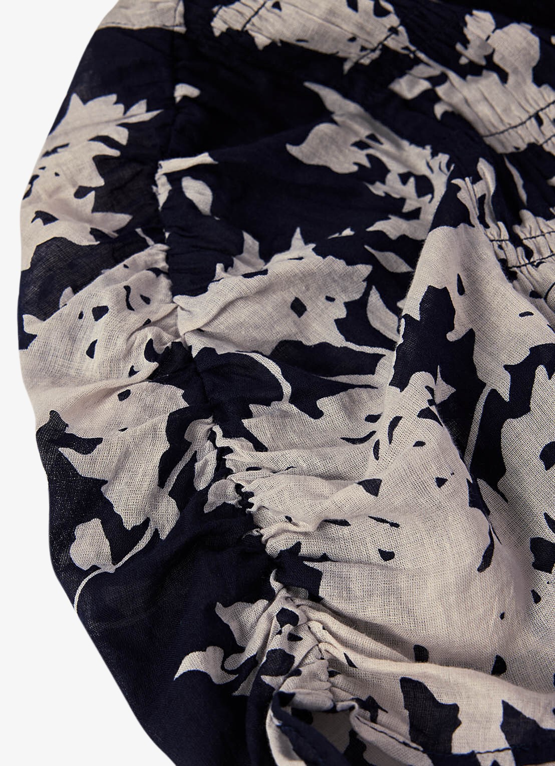 Whistles Shadow Floral midi jurk met bloemenprint en smockwerk - detail 5 ivoor