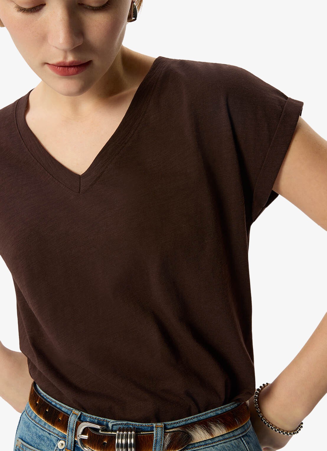 Whistles Willa T-shirt met V-hals - detail 2 donkerbruin